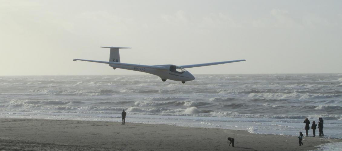 ASK-23 boven het strand tijdens hellingvliegen