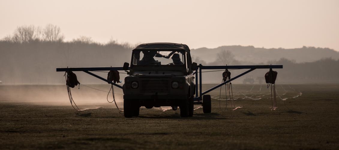 Jeep om kabels uit te rijden